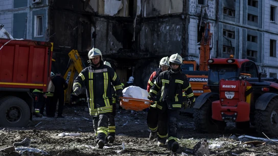 Los rescatistas llevan un cuerpo recuperado en el sitio de un edificio residencial dañado después de un ataque con misiles, en Uman, región de Cherkasy, Ucrania central, el 28 de abril de 2023. Los rescatistas llevan un cuerpo recuperado en el sitio de un edificio residencial dañado después de un ataque con misiles, en Uman, región de Cherkasy, Ucrania central, el 28 de abril de 2023.