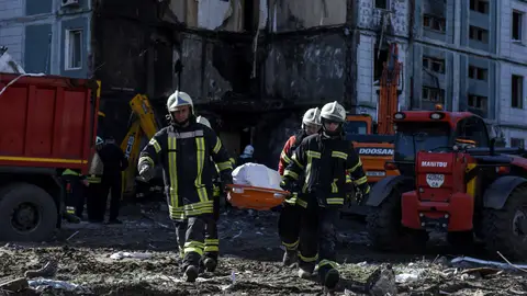 Los rescatistas llevan un cuerpo recuperado en el sitio de un edificio residencial dañado después de un ataque con misiles, en Uman, región de Cherkasy, Ucrania central, el 28 de abril de 2023.