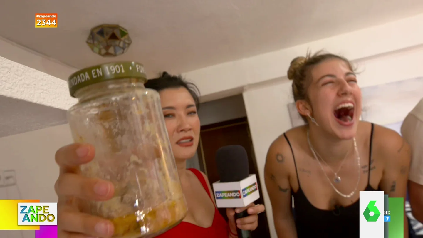 El reportaje de Jiaping para comprobar la limpieza de las casas españolas que acaba en arcada El reportaje de Jiaping para comprobar la limpieza de las casas españolas que acaba en arcada