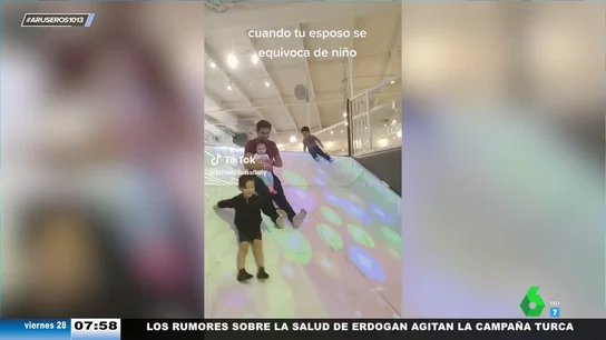 La reacción de un hijo cuando ve cómo su padre se tira por el tobogán con un niño equivocado La reacción de un hijo cuando ve cómo su padre se tira por el tobogán con un niño equivocado