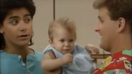 Jesse y Joey con Michelle en una escena de 'Padres Forzosos'.