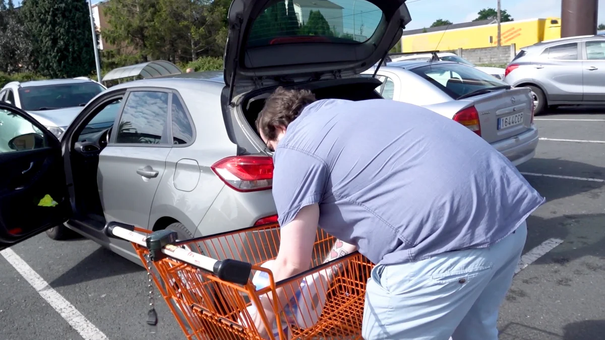 Indignación: mujer con esclerosis recibe multa de 40 euros por aparcar en un supermercado para hacer la compra   10 Merca2.es Un llamado a la empatía