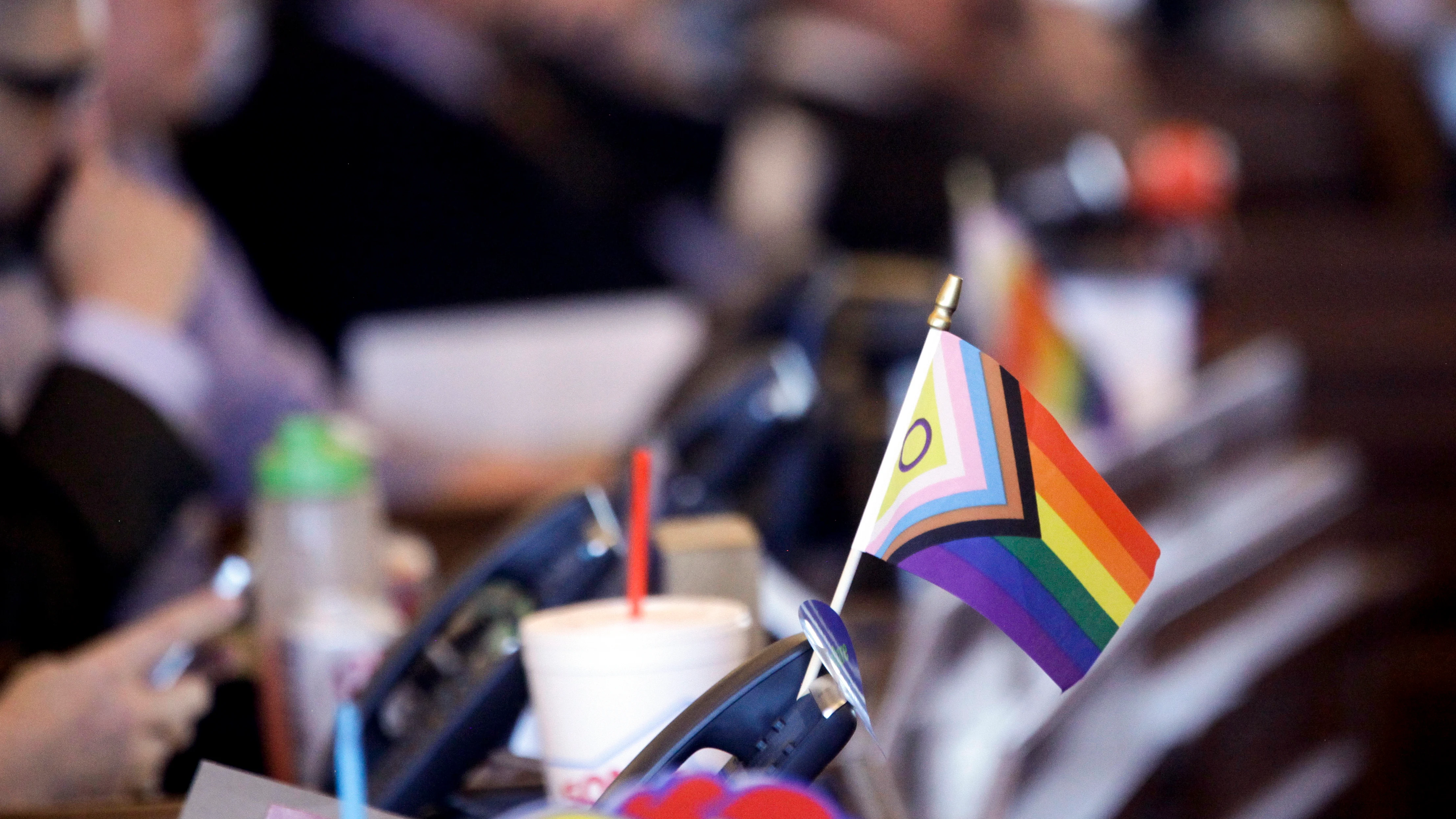  Una bandera en favor de los derechos LGTBI en la bancada demócrata de la Cámara de Representantes de Kansas durante un debate el 28 de marzo de 2023