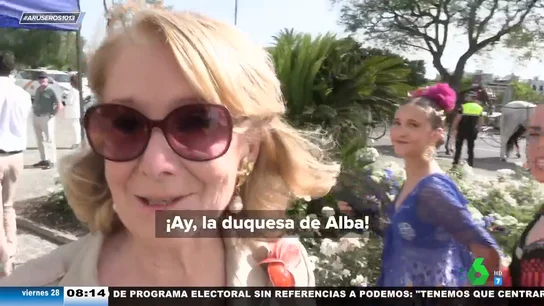 La cómica reacción de Esperanza Aguirre cuando la confunden con una Duquesa de Alba en plena calle La cómica reacción de Esperanza Aguirre cuando la confunden con una Duquesa de Alba en plena calle