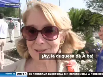 La cómica reacción de Esperanza Aguirre cuando la confunden con una Duquesa de Alba en plena calle