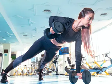 Mujer haciendo deporte en el gimnasio Mujer haciendo deporte en el gimnasio