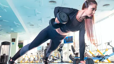 Mujer haciendo deporte en el gimnasio Mujer haciendo deporte en el gimnasio