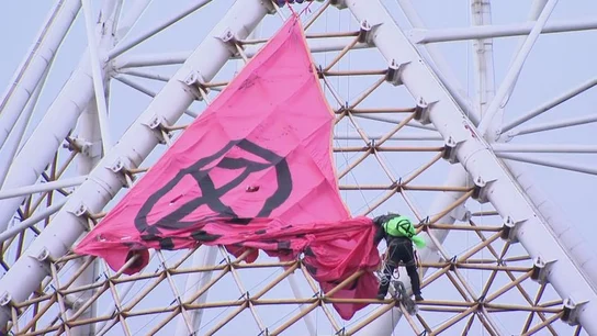 Detenido un activista climático por escalar una torre en Melbourne, Australia Detenido un activista climático por escalar una torre en Melbourne, Australia