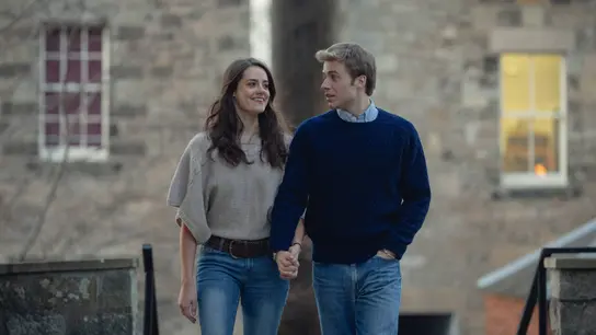 Meg Bellamy y Ed McVey, como Kate Middleton y el príncipe Guillermo en la sexta temporada de 'The Crown'. Meg Bellamy y Ed McVey, como Kate Middleton y el príncipe Guillermo en la sexta temporada de 'The Crown'.