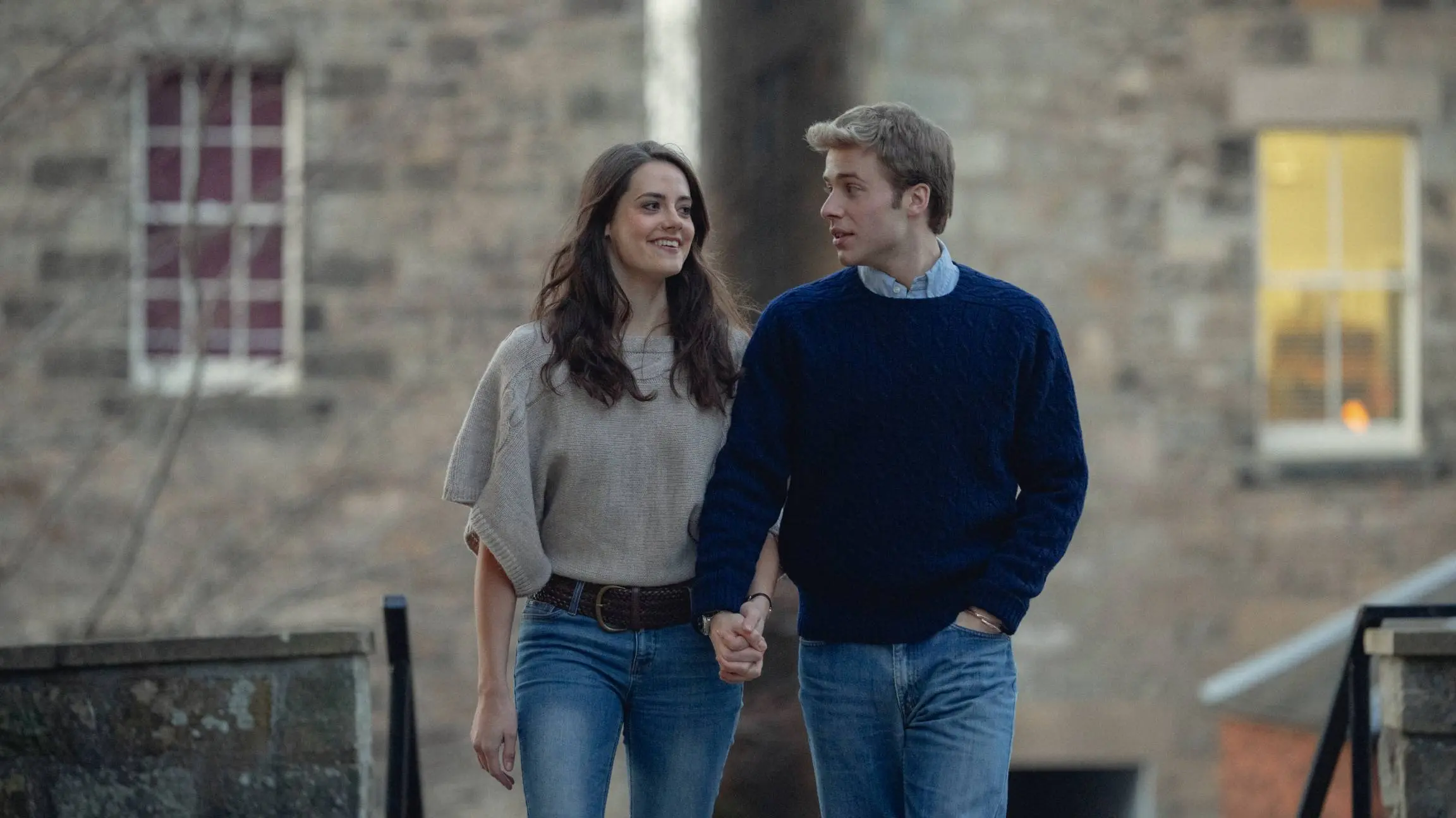 Meg Bellamy y Ed McVey, como Kate Middleton y el príncipe Guillermo en la sexta temporada de 'The Crown'.