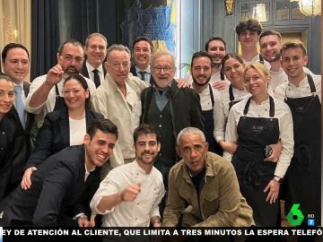 Springsteen, Obama y Spielberg: esta es la foto viral cenando de madrugada en un restaurante de Barcelona