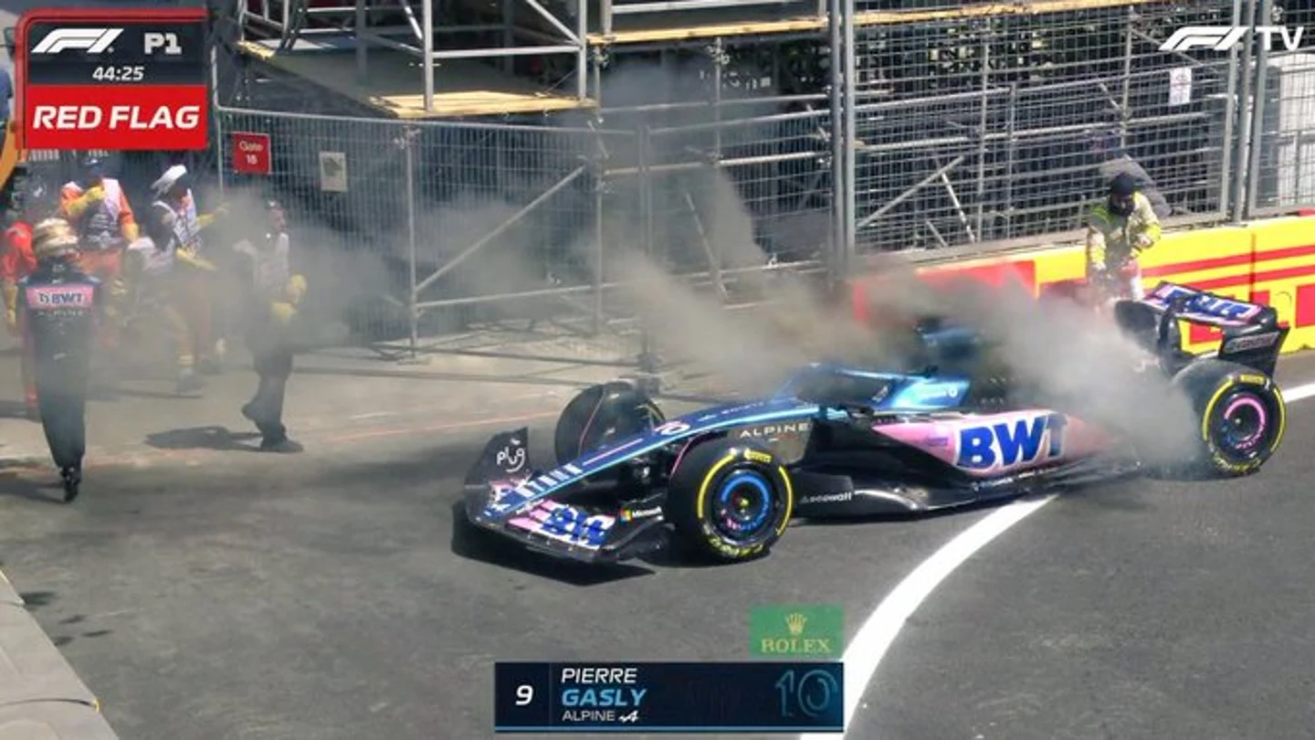 El Alpine de Pierre Gasly sale ardiendo El Alpine de Pierre Gasly sale ardiendo