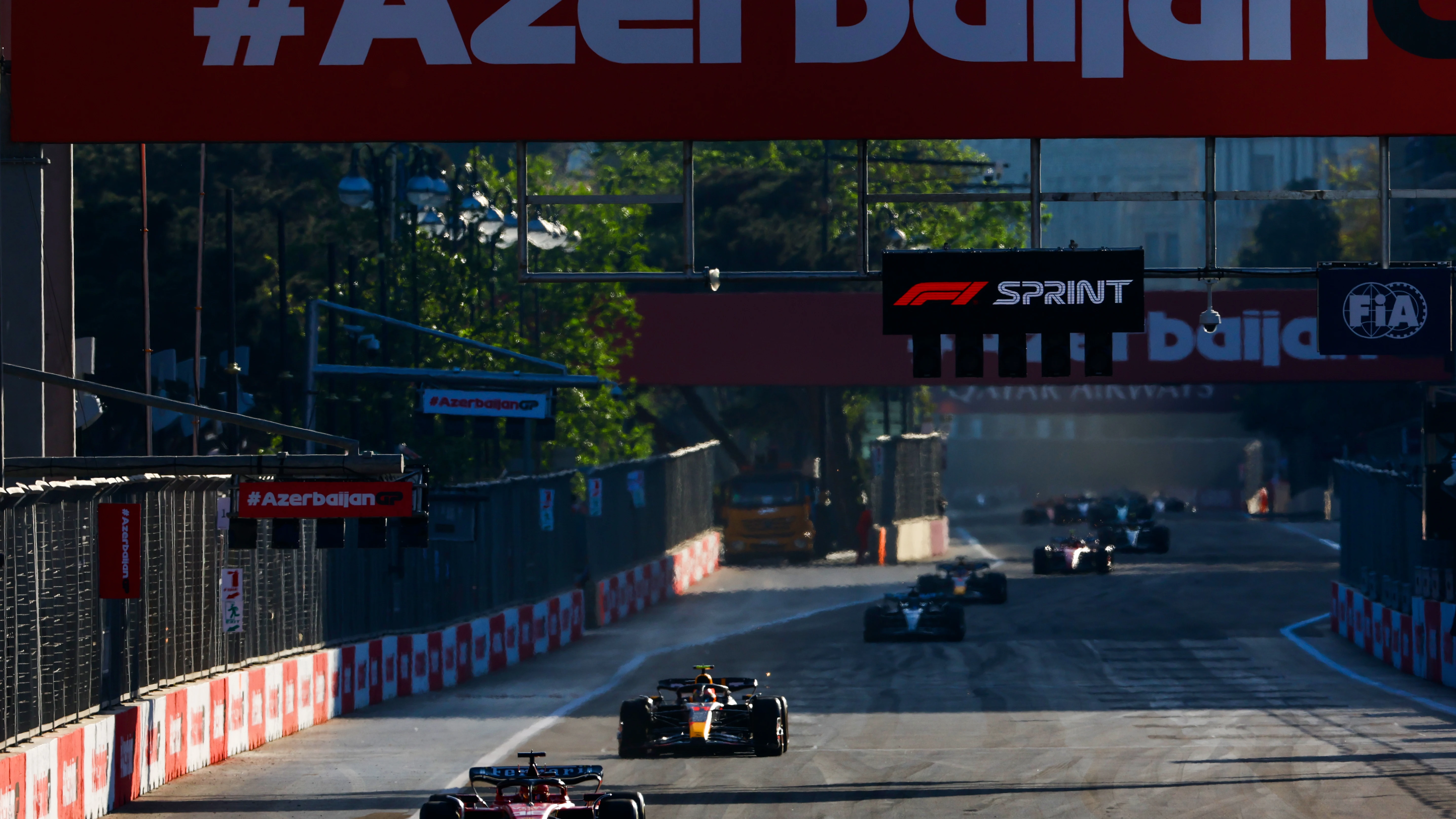 Charles Leclerc y Sergio Pérez, en la carrera al sprint de Azerbaiyán.