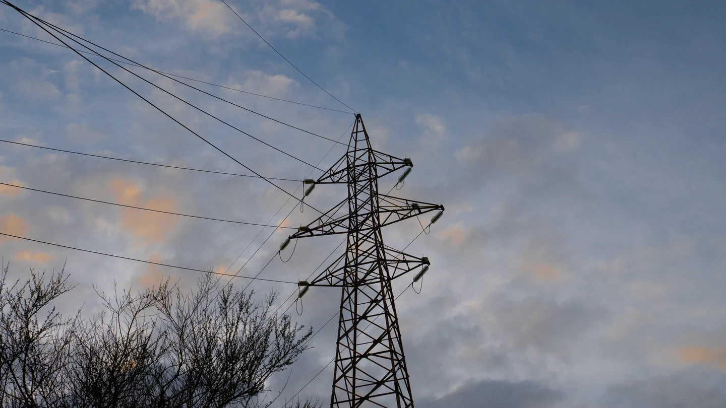 Tendido eléctrico, a 31 de diciembre de 2022, en Barcelona, Cataluña (España). Tendido eléctrico, a 31 de diciembre de 2022, en Barcelona, Cataluña (España).
