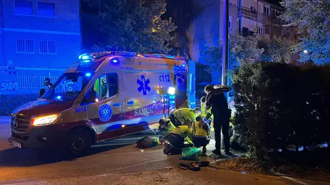 Una ambulancia en el lugar donde se produjo anoche una reyerta