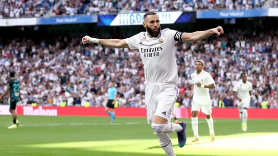 Karim Benzema en uno de sus goles ante el Almería Karim Benzema en uno de sus goles ante el Almería