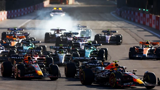 La salida de la carrera al sprint del GP de Azerbaiyán. La salida de la carrera al sprint del GP de Azerbaiyán.