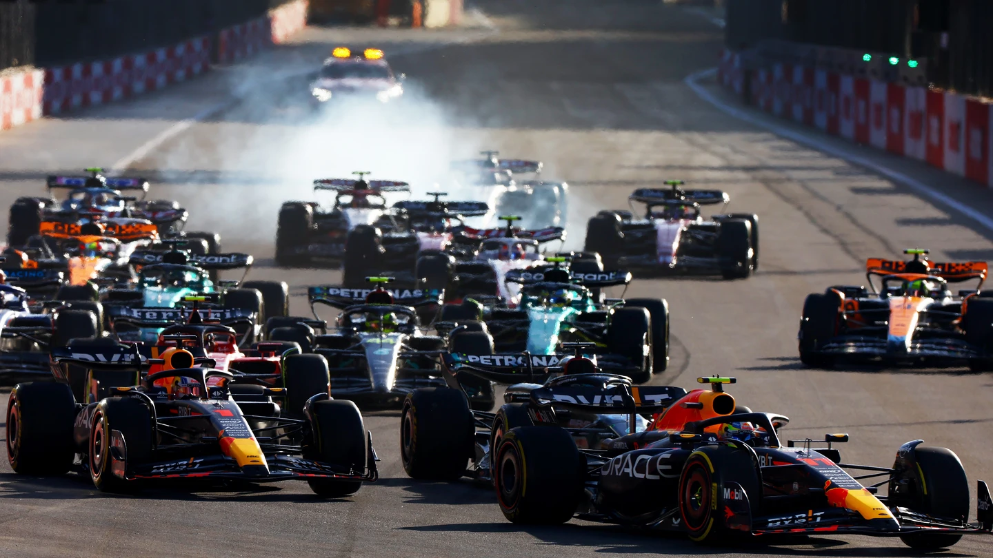 La salida de la carrera al sprint del GP de Azerbaiyán. La salida de la carrera al sprint del GP de Azerbaiyán.