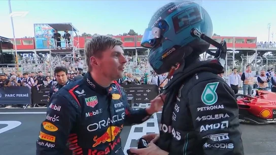 Verstappen y Russell, discutiendo tras la carrera al sprint de Bakú. Verstappen y Russell, discutiendo tras la carrera al sprint de Bakú.
