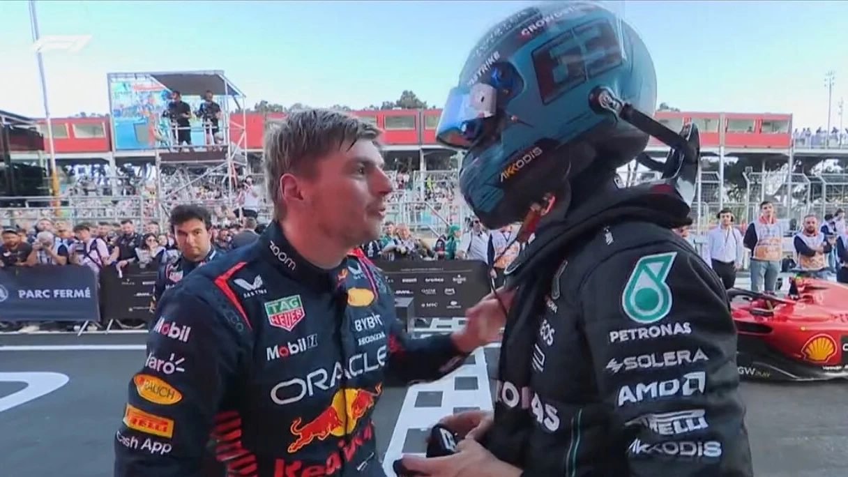 Verstappen y Russell, discutiendo tras la carrera al sprint de Bakú.