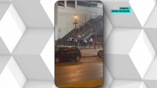 Salvaje pelea entre porteros y clientes frente a una discoteca en Granada Salvaje pelea entre porteros y clientes frente a una discoteca en Granada