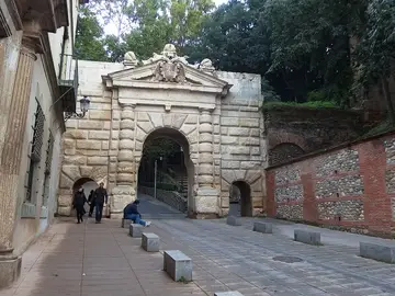 Puerta de las Granadas: ¿cuál es su historia y a qué debe su curioso nombre?