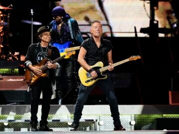 Bruce Springsteen exhibe su poder en el Estadi Olímpic de Barcelona en el inicio de su gira por Europa