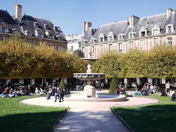 La plaza de los Vosgos es la plaza más antigua de París