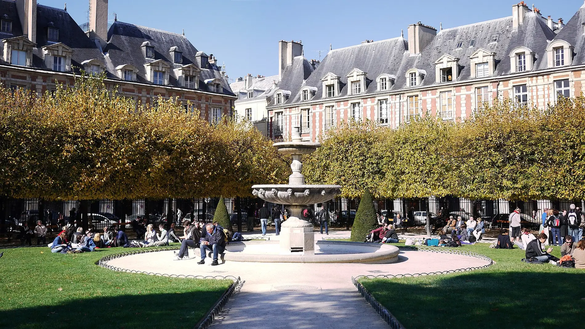 La plaza de los Vosgos es la plaza más antigua de París