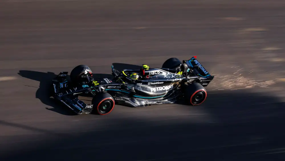 Lewis Hamilton atosigó a Carlos Sainz hasta el final