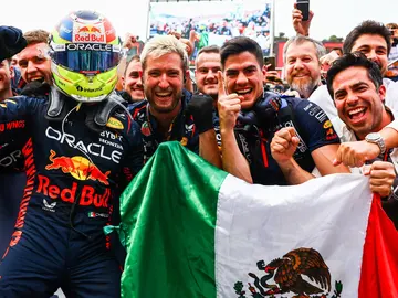 Checo Pérez aprovecha el error de Red Bull con Verstappen Checo Pérez aprovecha el error de Red Bull con Verstappen
