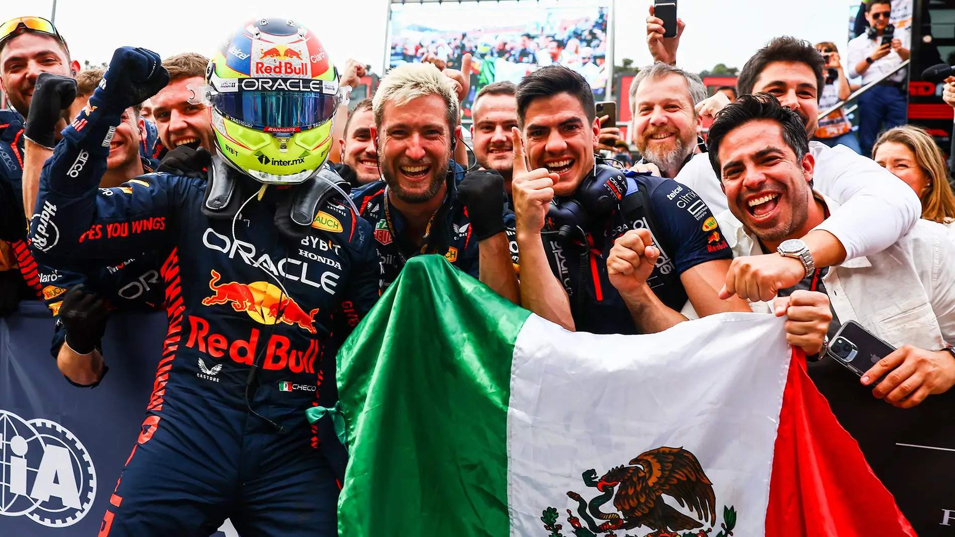 Checo Pérez aprovecha el error de Red Bull con Verstappen 
