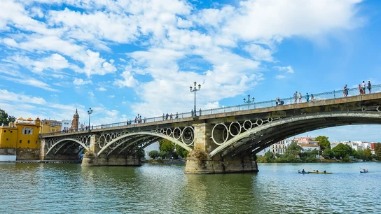 Puente de Triana sobre el Guadalquivir Puente de Triana sobre el Guadalquivir