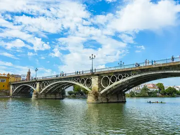 Puente de Triana sobre el Guadalquivir