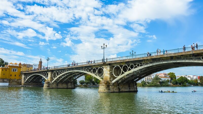 Puente de Triana sobre el Guadalquivir