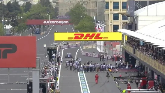 Esteban Ocon se encuentra a los fotógrafos en boxes. Esteban Ocon se encuentra a los fotógrafos en boxes.
