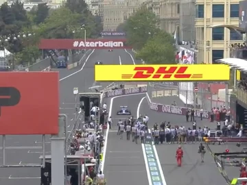 Esteban Ocon se encuentra a los fotógrafos en boxes. Esteban Ocon se encuentra a los fotógrafos en boxes.