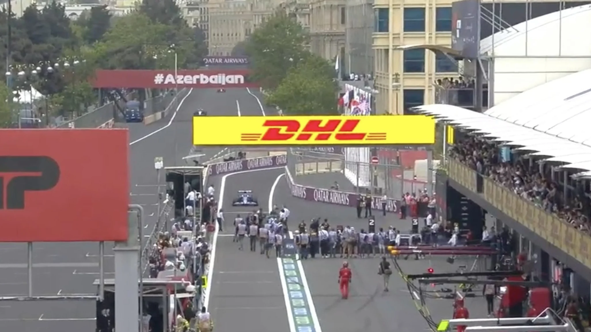 Esteban Ocon se encuentra a los fotógrafos en boxes.