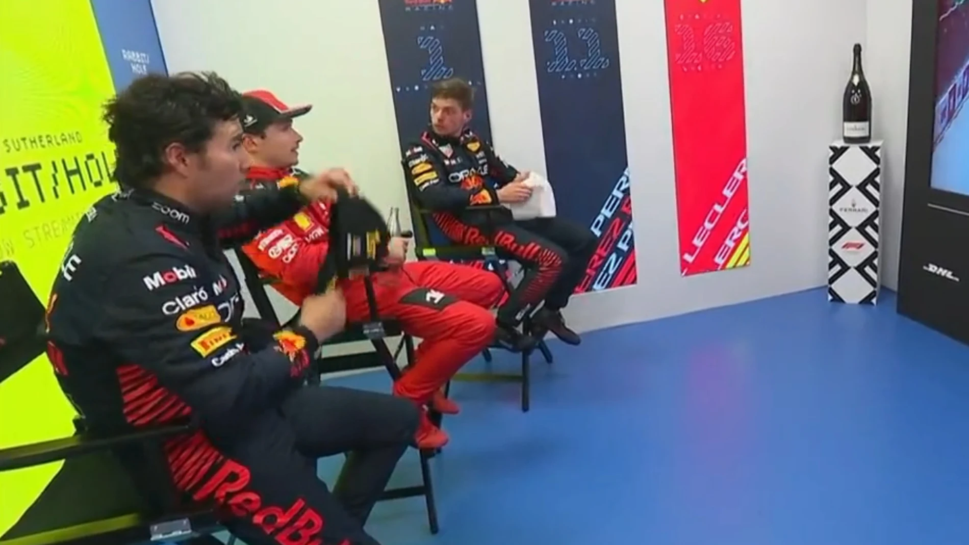 Verstappen, charlando con Leclerc