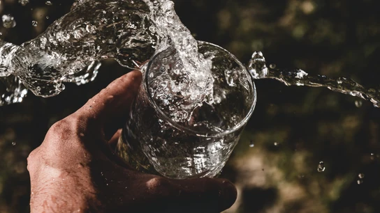 Desperdiciamos un 15% del agua que utilizamos por el mal estado de la red de suministros y la falta de homogeneidad en la gestión Desperdiciamos un 15% del agua que utilizamos por el mal estado de la red de suministros y la falta de homogeneidad en la gestión