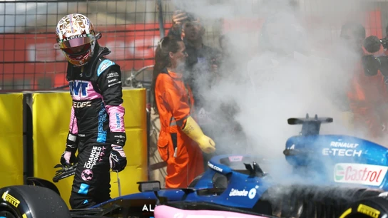 Gasly observa su coche en llamas Gasly observa su coche en llamas