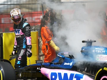 Gasly observa su coche en llamas Gasly observa su coche en llamas