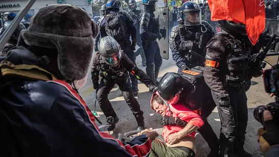 Imagen tomada durante el momento de las cargas policiales en las protestas del Primero de Mayo en París, Francia. Imagen tomada durante el momento de las cargas policiales en las protestas del Primero de Mayo en París, Francia.