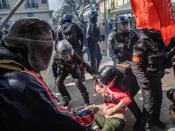 Imagen tomada durante el momento de las cargas policiales en las protestas del Primero de Mayo en París, Francia.
