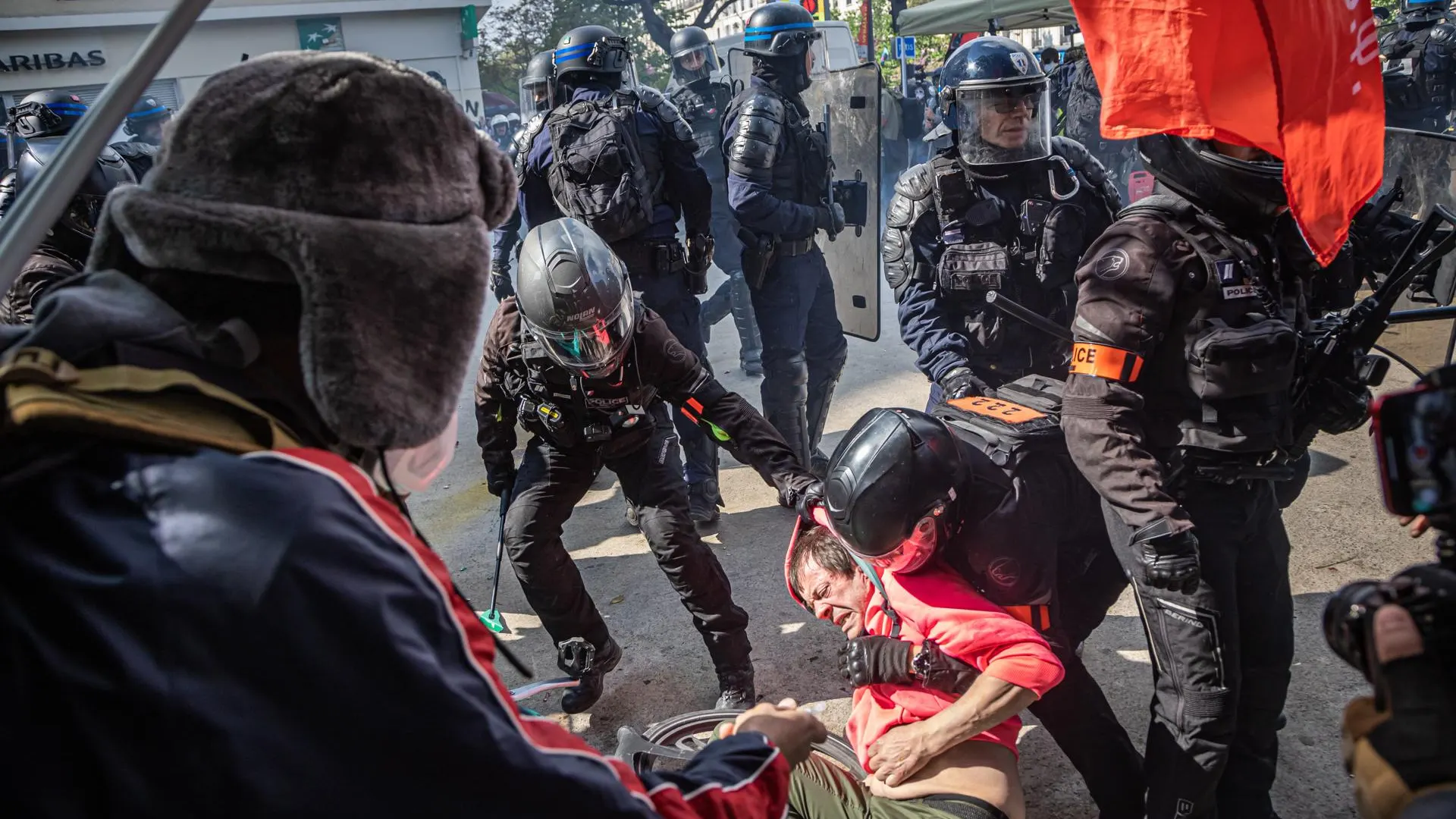 Imagen tomada durante el momento de las cargas policiales en las protestas del Primero de Mayo en París, Francia.