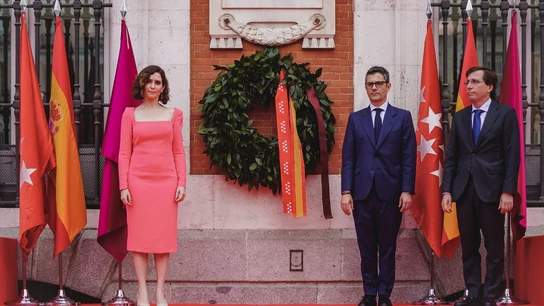 La presidenta de la Comunidad de Madrid, Isabel Díaz Ayuso, junto al ministro de la Presidencia, Relaciones con las Cortes y Memoria Democrática del Gobierno de España, Felix Bolaños, y el alcalde de la capital, José Luis Martínez-Almeida La presidenta de la Comunidad de Madrid, Isabel Díaz Ayuso, junto al ministro de la Presidencia, Relaciones con las Cortes y Memoria Democrática del Gobierno de España, Felix Bolaños, y el alcalde de la capital, José Luis Martínez-Almeida