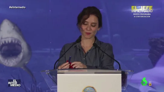 Vídeo manipulado - Un tiburón eclipsa a Isabel Díaz Ayuso al aparecer detrás de ella en pleno acto Vídeo manipulado - Un tiburón eclipsa a Isabel Díaz Ayuso al aparecer detrás de ella en pleno acto