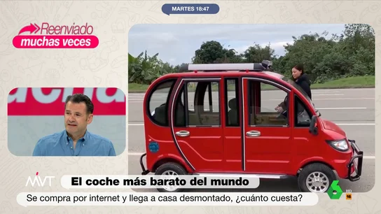 La reacción de Iñaki López al ver el coche más barato del mundo "A mi me parece mono, me gusta", opina por su parte Cristina Pardo en este vídeo donde Más Vale Tarde analiza un nuevo modelo de coche que llega desde China. Cuesta unos 1.500 euros, se pide por Internet y llega a casa desmontado en una caja.
