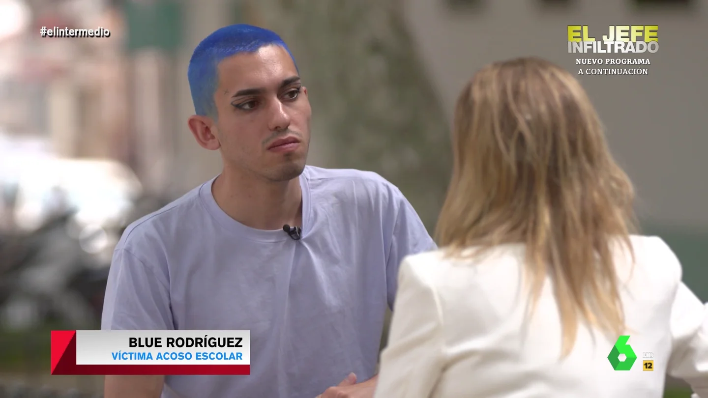 Blue, sobre la psicóloga a la que le envió el colegio por sufrir bullying "Me insultaban por ser una persona femenina, porque me gustaban los hombres, por ser una persona trans de forma indirecta", afirma Blue Rodríguez, que en este vídeo comparte con Andrea Ropero su dura experiencia como víctima de bullying.