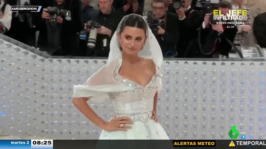 Penélope Cruz se viste de novia para eclipsar en la Gala Met con un impactante vestido blanco con capucha Penélope Cruz se viste de novia para eclipsar en la Gala Met con un impactante vestido blanco con capucha